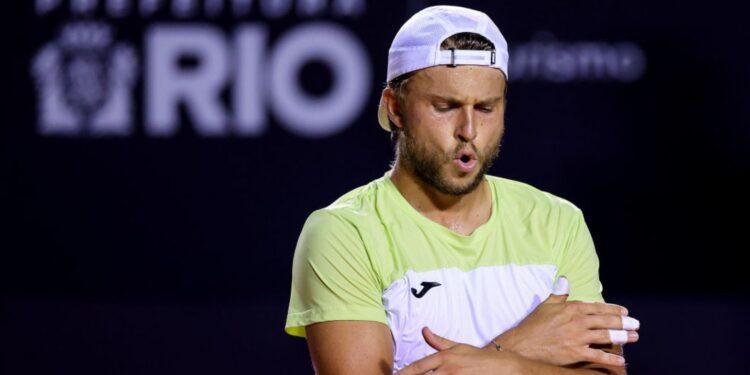 Alexandre Müller comemora vitória no Rio Open