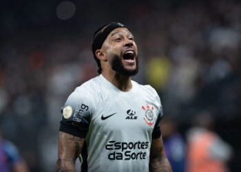 Veja como Memphis Depay celebrou seu primeiro título no futebol Brasileiro!