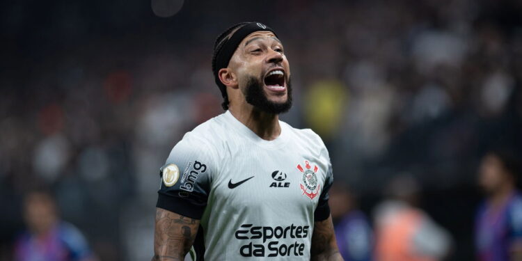 Veja como Memphis Depay celebrou seu primeiro título no futebol Brasileiro!