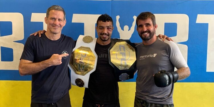 André Borges com a lenda e líder daBTT Murilo Bustamante e seu treinador Vitor Pimenta - Foto: divulgação