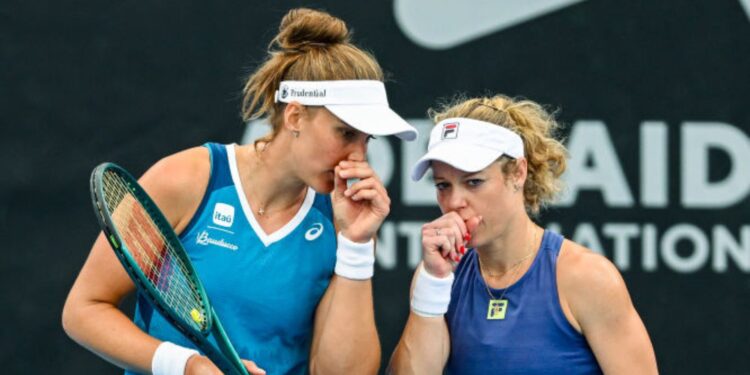 Bia Haddad e Laura Siegemund conversando durante partida de tênis