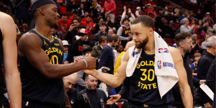 Butler e Curry em ação na partida do Golden State Warriors