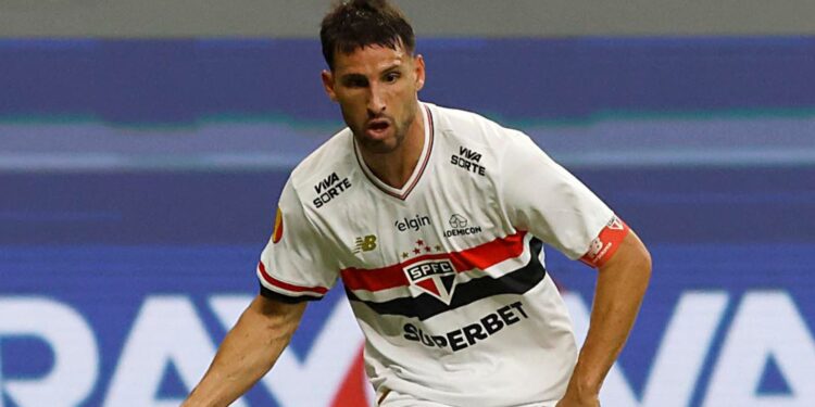 Calleri em campo pelo São Paulo.