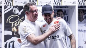 Neymar e Marcelo Teixeira, presidente do Santos, se abraçando em dia de apresentação do camisa 10