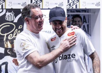 Neymar e Marcelo Teixeira, presidente do Santos, se abraçando em dia de apresentação do camisa 10