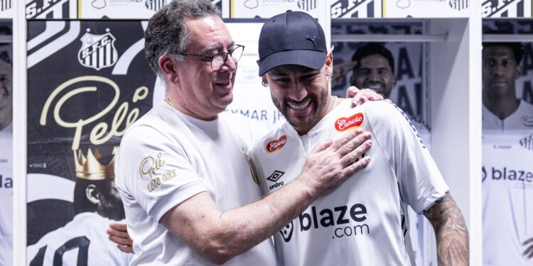 Neymar e Marcelo Teixeira, presidente do Santos, se abraçando em dia de apresentação do camisa 10