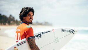 Gabriel Medina se preparando antes de entrar no mar para evento da WSL