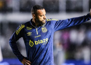 Guilherme em trabalho de aquecimento, antes de Santos x São Paulo
