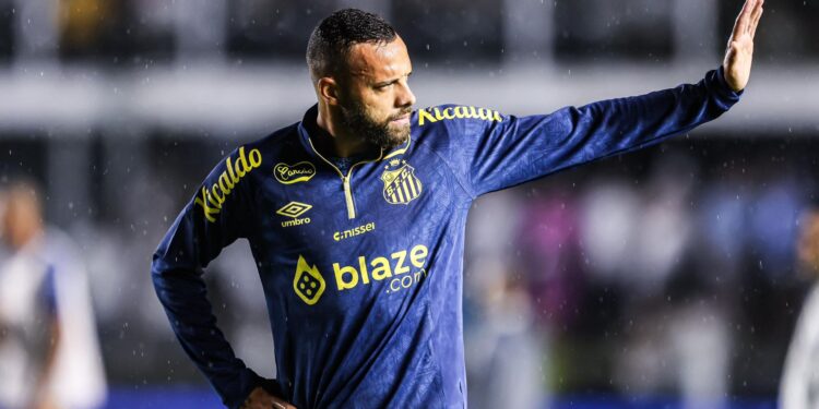 Guilherme em trabalho de aquecimento, antes de Santos x São Paulo