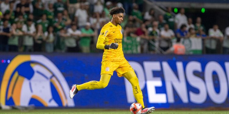 Hugo Souza em ação contra o Palmeiras