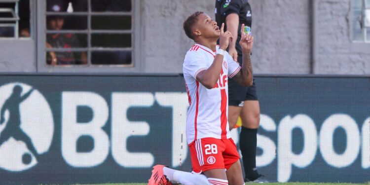Vitinho comemorando de joelho e agradecendo ao céu pelo gol marcado pelo Inter contra o Caxias