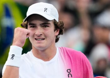 João Fonseca comemorando ponto no Australian Open, contra Lorenzo Sonego