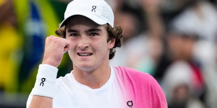 João Fonseca comemorando ponto no Australian Open, contra Lorenzo Sonego