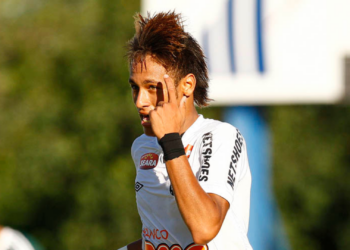 Neymar comemorando gol contra o Palmeiras, no Paulistão de 2012