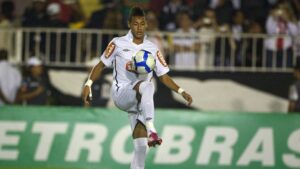 Neymar faz sua reestreia no profissional.