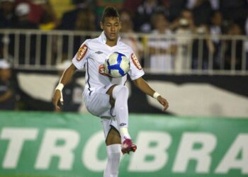 Neymar faz sua reestreia no profissional.