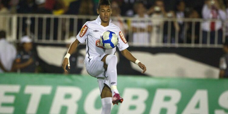 Neymar faz sua reestreia no profissional.