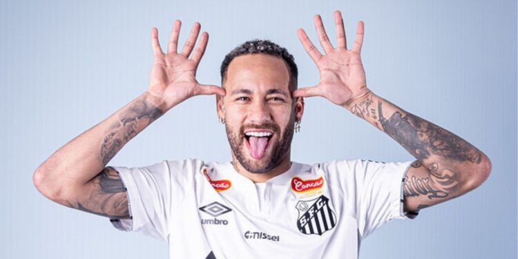 Neymar posando para fotos com a camisa do Santos e com sua tradicional comemoração