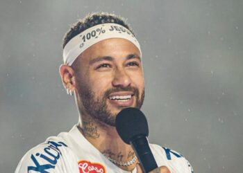 Neymar sendo apresentado à torcida do Santos