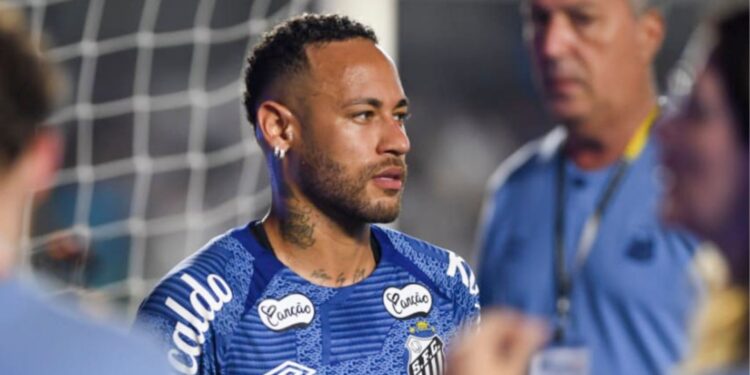 Neymar com a camisa de aquecimento do Santos antes de partida no Paulistão