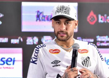 Neymar sendo apresentado como novo reforço do Santos