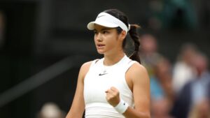 Emma Raducanu em ação em Wimbledon