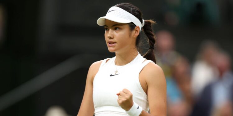 Emma Raducanu em ação em Wimbledon