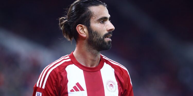 Sport alinha acerto com meia português Sergio Oliveira e aguarda definição do Olympiacos