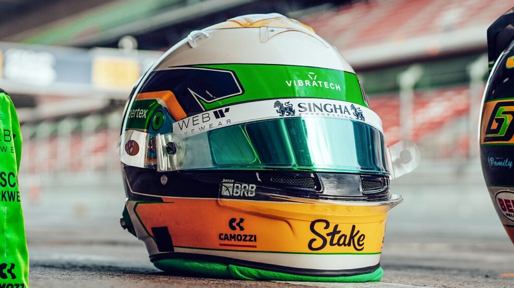 Bortoleto estreia na Fórmula 1 com capacete inspirado em Senna, confira o design