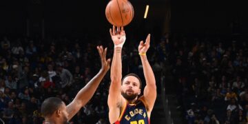 Curry desafia o tempo e protagoniza enterrada marcante na NBA