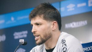 Dirigente do Grêmio defende Tiago Volpi e responde a críticas intensas