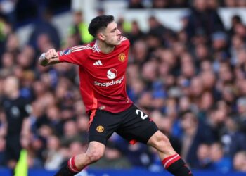 Ugarte comemora ao marcar o gol de empate do United contra o Everton