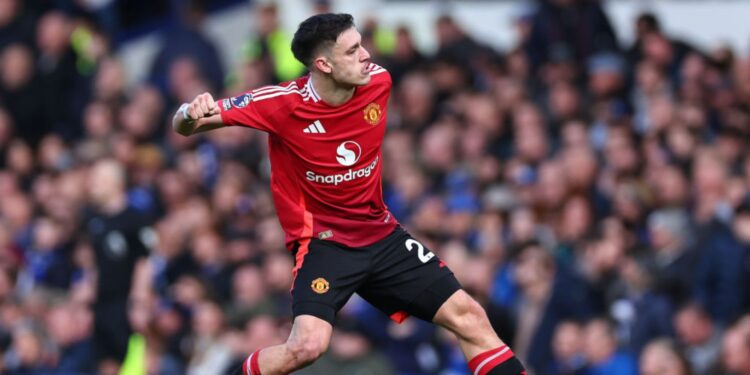 Ugarte comemora ao marcar o gol de empate do United contra o Everton