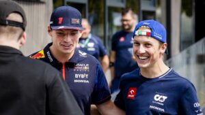 Max Verstappen e Liam Lawson, agora companheiros na RBR