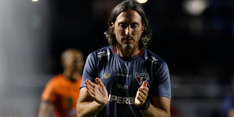 Luis Zubeldía durante a partida entre São Paulo e Mirassol, pela sétima rodada do Paulistão