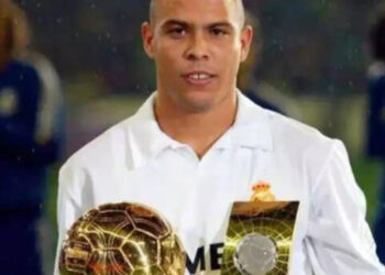 Ronaldo apresentando a Bola de Ouro para a torcida do Real Madrid - Fonte: Getty Images