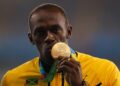 Bolt beijando medalha de ouro olímpica - Fonte: Wikimedia commons