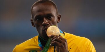 Bolt beijando medalha de ouro olímpica - Fonte: Wikimedia commons