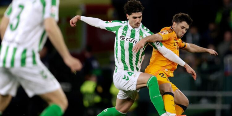 Lance de partida entre Real Betis e Real Madrid