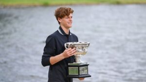 Jannik Sinner, tenista italiano, posa para foo com o troféu do Australian Open