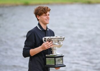 Jannik Sinner, tenista italiano, posa para foo com o troféu do Australian Open