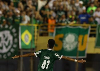 Estêvão, do Palmeiras, comemora gol marcado contra o São Bernardo