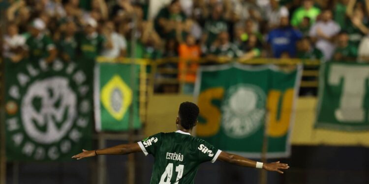 Estêvão, do Palmeiras, comemora gol marcado contra o São Bernardo