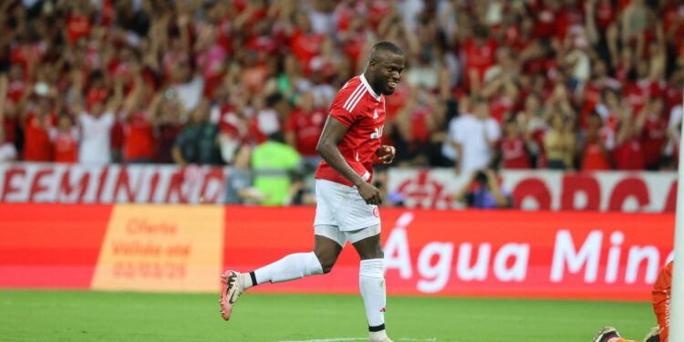 Enner Valencia, do Internacional, comemora gol marcado contra o Caxias