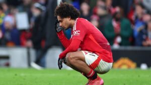 Joshua Zirkzee, do Manchester United, lamenta pênalti perdido contra o Fulham