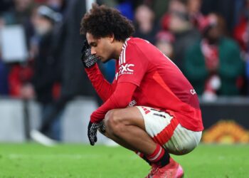 Joshua Zirkzee, do Manchester United, lamenta pênalti perdido contra o Fulham