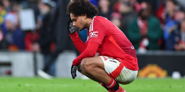 Joshua Zirkzee, do Manchester United, lamenta pênalti perdido contra o Fulham