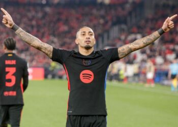Raphinha, do Barcelona, comemora gol marcado contra o Benfica