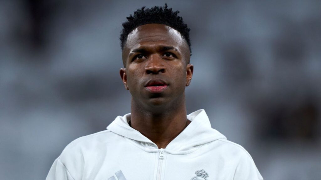 Vini Jr., do Real Madrid, antes de partida contra o Atlético de Madrid, válida pela Champions League