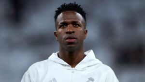 Vini Jr., do Real Madrid, antes de partida contra o Atlético de Madrid, válida pela Champions League